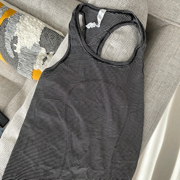 Lululemon work out top - Picture 1 of 2